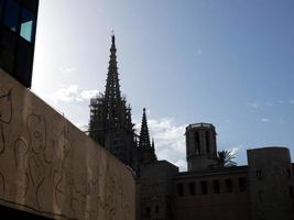 silueta de la catedral de la ciudad de barcelona foto