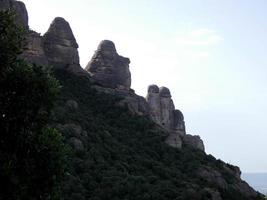 perfil de las montañas de montserrat en la provincia de barcelona, cataluña, españa. foto