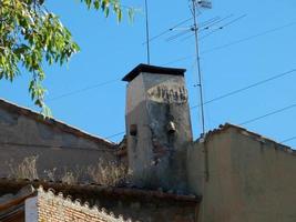 chimenea exterior en casa de campo en los alrededores de barcelona, españa foto