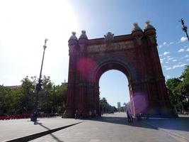 arco triunfal retroiluminado de la ciudad de barcelona foto
