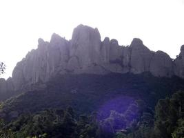 perfil de las montañas de montserrat en la provincia de barcelona, cataluña, españa. foto