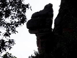 detalle de una formación rocosa en la montaña de montserrat en la provincia de barcelona, españa. foto