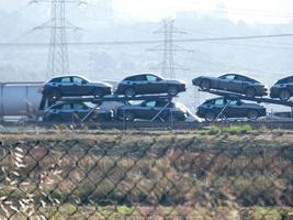 tráfico en la carretera y torres de alta tensión en el fondo foto