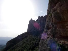 vistas desde las montañas de montserrat al norte de la ciudad de barcelona. foto