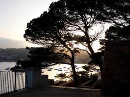 playa de s'agaro al atardecer en la costa brava catalana, españa foto