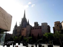 silueta de la catedral de la ciudad de barcelona foto