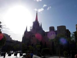 silueta de la catedral de la ciudad de barcelona foto