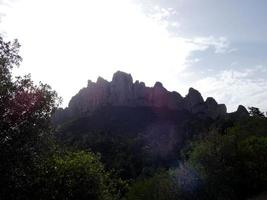 perfil de las montañas de montserrat en la provincia de barcelona, cataluña, españa. foto