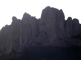 perfil de las montañas de montserrat en la provincia de barcelona, cataluña, españa. foto