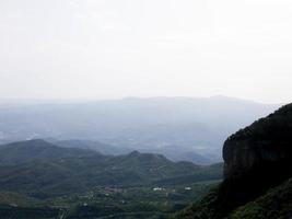 vistas desde las montañas de montserrat al norte de la ciudad de barcelona. foto