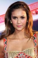 los angeles, 7 de agosto - nina dobrev en el estreno de let s be cops en los cines arclight de hollywood el 7 de agosto de 2014 en los angeles, ca foto