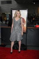 los angeles, jun 15 - michelle pfeiffer llega al estreno de people like us laff en regal cinemas at la live el 15 de junio de 2012 en los angeles, ca foto