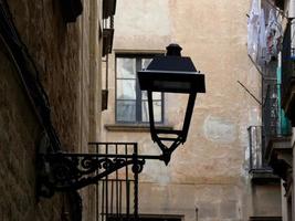 farola clásica en el barrio gótico de la ciudad de barcelona. foto