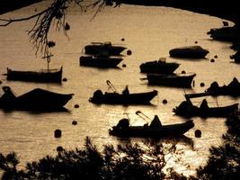 retroiluminación de embarcaciones deportivas ancladas en una bahía foto