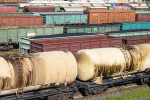 tren de carga con tanques de aceite en el ferrocarril. hay aceite en los coches. Logística ferroviaria de vagones de esquina. transporte de petroleo. tanques petroquimicos. foto