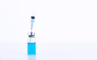 ampollas y jeringas médicas, sobre un fondo azul. copie el espacio foto