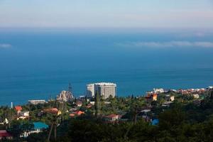 vista de gurzuf desde una colina contra el fondo del mar azul y el cielo. foto