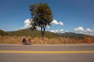 viaje en moto por las carreteras fuera de la ciudad en tailandia. foto