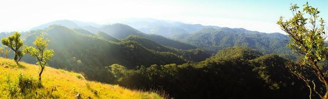 mirador durante la caminata hasta doi monta en la provincia de tak, tailandia foto