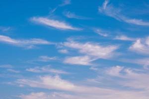cielo azul de verano, cirros. belleza, claro, nublado en el sol. foto