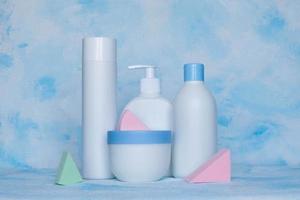 un conjunto de contenedores blancos de plástico. embalaje, plantilla de botella para cosméticos, antiséptico, con detergentes y limpiadores químicos, para productos médicos y cosméticos. foto