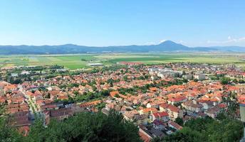 una ciudad en las montañas. brasov, rumania foto