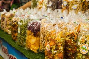 paquete de comida callejera asiática en bolsa de plástico foto