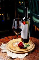 cena romantica con una copa de vino tinto