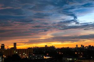 el cielo colorido al atardecer durante el crepúsculo después de la lluvia, da una sensación dramática, una vista de pájaro de la ciudad al atardecer, un hermoso cielo con nubes, fondo de cielo con nubes, naturaleza abstracta. foto