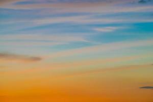 hermoso fondo del cielo con la nube, concepto abstracto de la naturaleza, concepto de libertad y esperanza, puesta de sol del día, resumen del cielo. foto