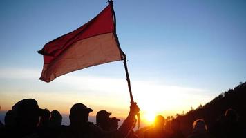 bandera indonesia en la montaña foto