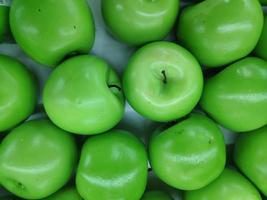 un montón de frutas de manzana verde frescas y saludables foto