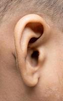 Nuevo tiro macro de primer plano de oreja de hombre mayor foto
