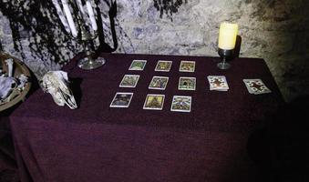 mesa con cartas de tarot foto