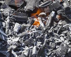 carbón humeante, primer plano foto