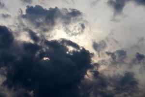 cielo azul con muchas nubes foto