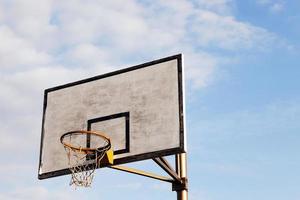 canasta de baloncesto en la calle foto