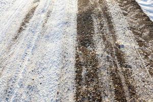 la carretera asfaltada cubierta de nieve de cerca foto