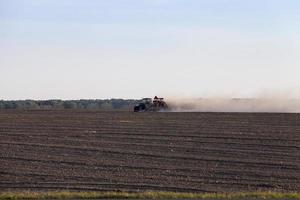 processing field tractor photo