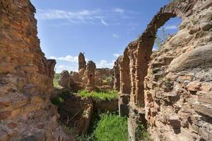 ruina del arco en la antigua fortaleza foto