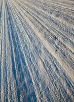 nieve compactada en la carretera foto