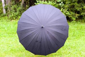 paraguas negro con gotas foto