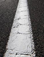 carretera asfaltada y línea blanca foto