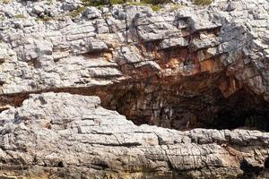 cueva en la roca foto