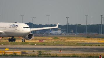 frankfurt am main, tyskland 21 juli 2017 - lufthansa airbus a330 d aiki sväng till start före avgång. fraport, frankfurt, tyskland video