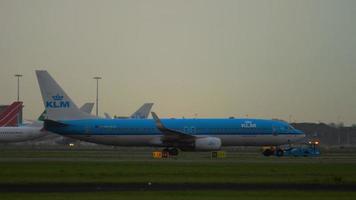 amsterdam, nederland 27 juli 2017 - boeing 737 klm royal dutch airlines ph bca slepen in de vroege ochtend, shiphol airport, amsterdam, holland