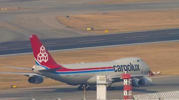 hong kong 10 november 2019 - cargolux boeing 747 lx gcl taxiën na de landing. chek lap kok internationale luchthaven, hong kong,. video