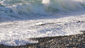 ondas do mar rolando na praia de calhau. costa do mar negro, sochi. video
