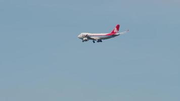 novosibirsk, fédération de russie 27 juin 2021 - long shot d'un avion cargo commercial boeing 747 de cargolux airlines vole dans le ciel bleu, train d'atterrissage vers le bas et se prépare à atterrir à l'aéroport. video