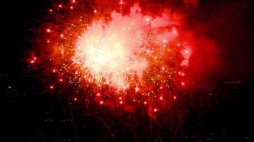 hermosos fuegos artificiales festivos en la ciudad nocturna en un evento festivo video